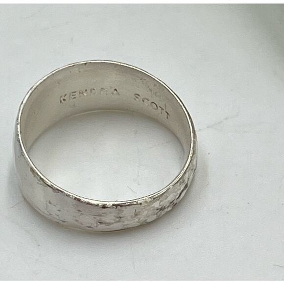 Kendra Scott Silver Plated Hammered‎ Band Ring Sz 7.25 - Picture 3 of 10